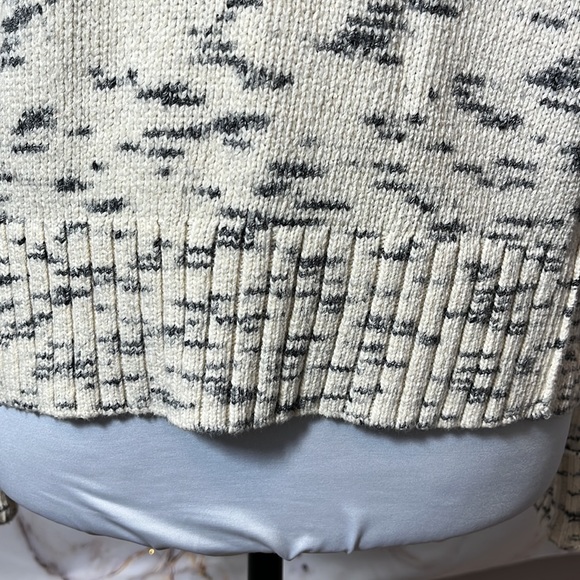 J Crew Long Sleeve Knit Sweater Crew Neck Beige with Gray Design Size S - Picture 3 of 14